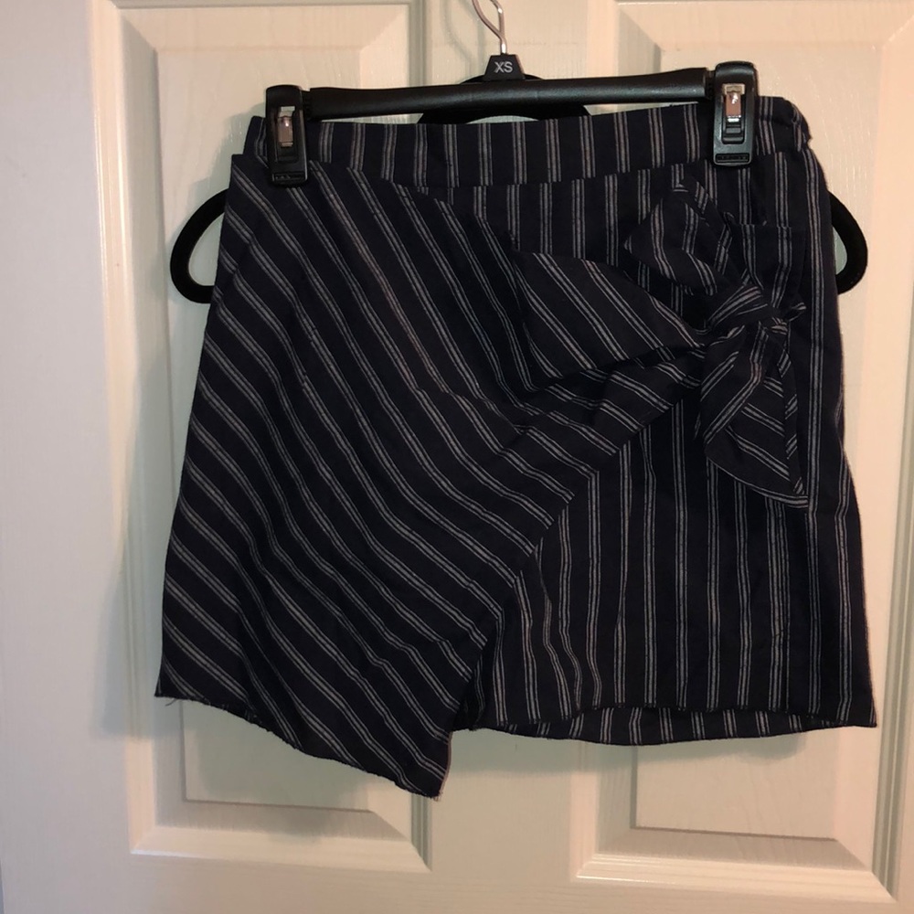 Navy and white skort size small